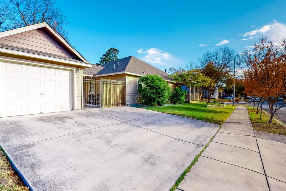 Welcoming home walkable to Steps of Alamodome & riverfront & near River Walk House in San Antonio