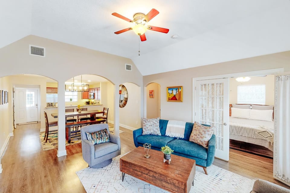 Welcoming home walkable to Steps of Alamodome & riverfront & near River Walk House in San Antonio