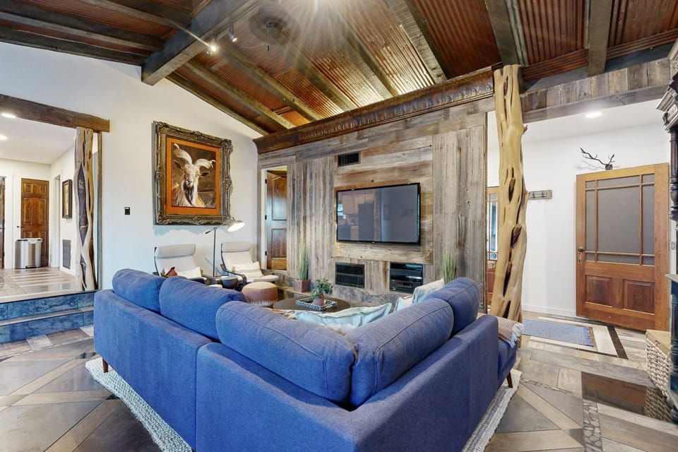 Newly renovated rustic home with deck by Horseshoe and Tubing House in Canyon Lake