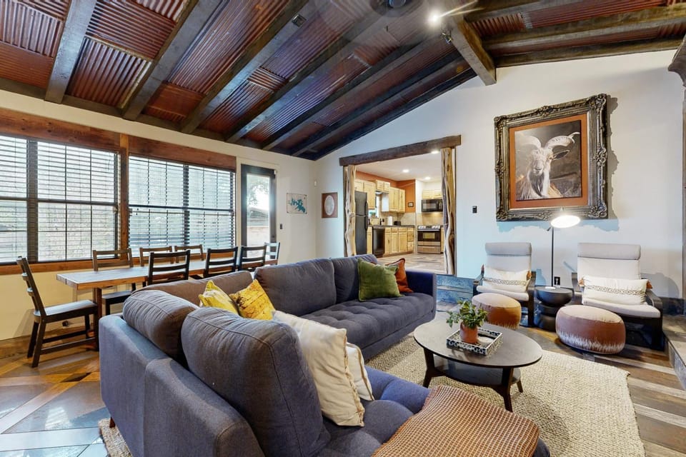 Newly renovated rustic home with deck by Horseshoe and Tubing House in Canyon Lake