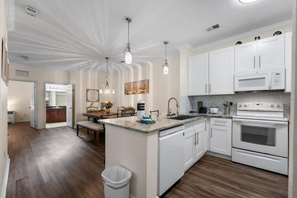 NEW Listing Gorgeous 2 bd condo Apartment in Four Corners
