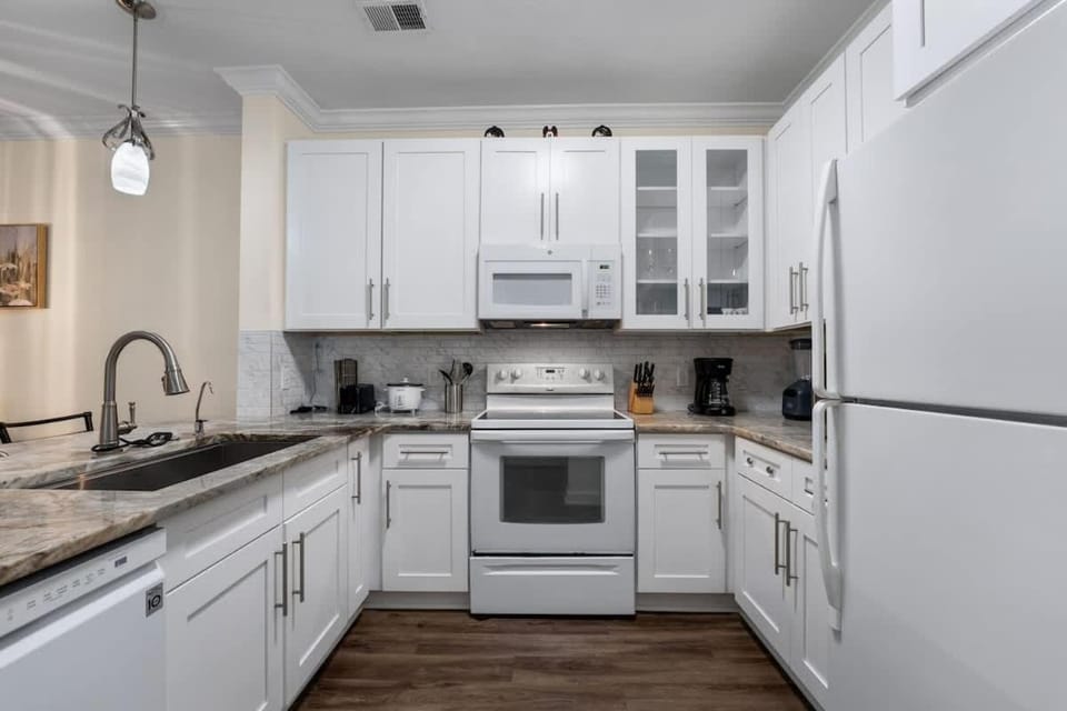 NEW Listing Gorgeous 2 bd condo Apartment in Four Corners