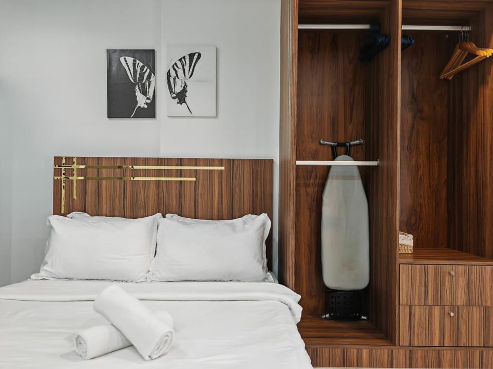Bed, Bedroom, towels, wardrobe