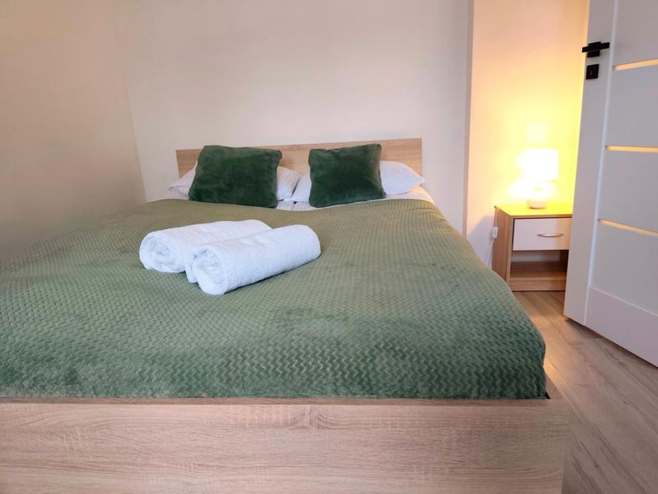 Bed, Bedroom, towels