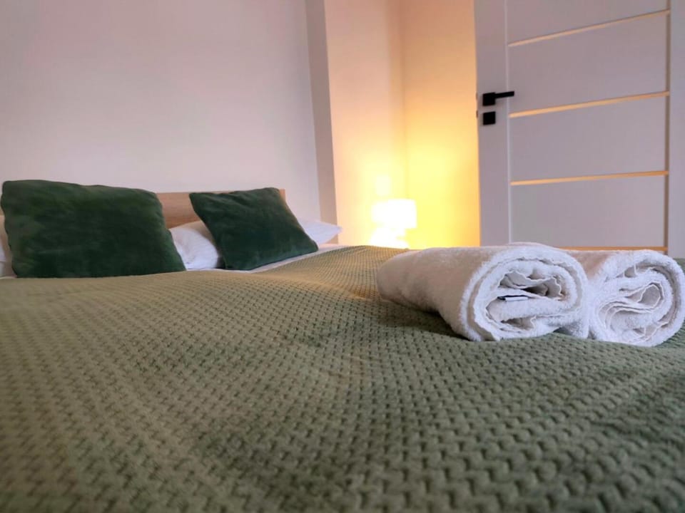 Bed, Bedroom, towels