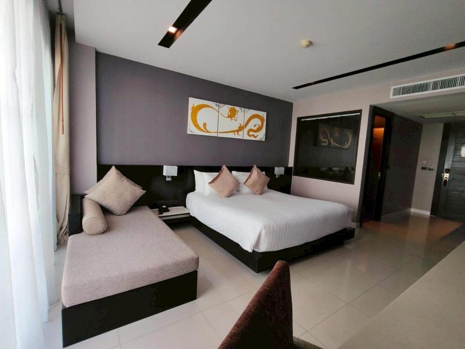 Beachfront 1 Deluxe BR Luxury Pool Patong Phuket Apartment in Patong