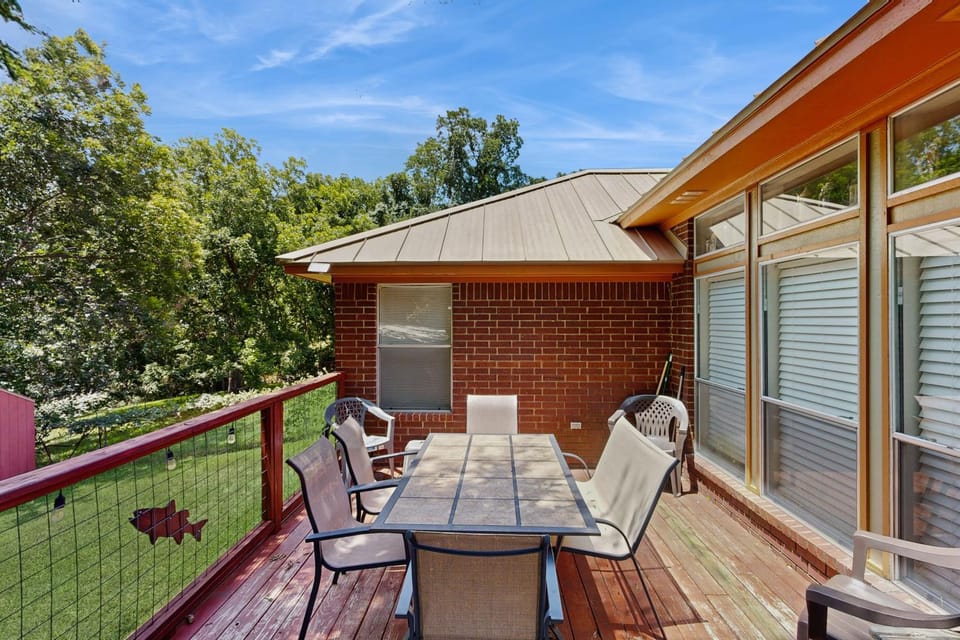 Lovely, waterfront home - river access, large yard, lovely patio & washer/dryer House in Canyon Lake