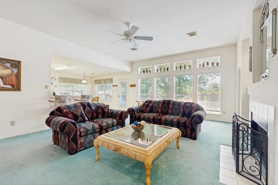 Lovely, waterfront home - river access, large yard, lovely patio & washer/dryer House in Canyon Lake