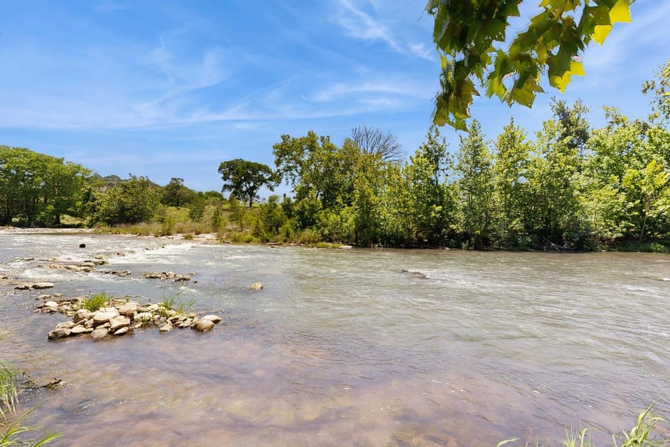 Lovely, waterfront home - river access, large yard, lovely patio & washer/dryer House in Canyon Lake