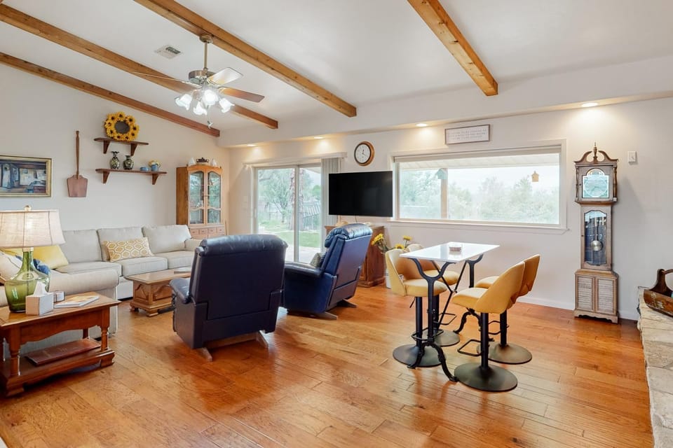 Sunny home with covered patio, grill, beautiful views, lawn, streaming, W/D, AC House in Canyon Lake
