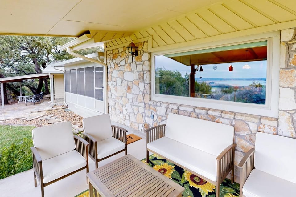 Sunny home with covered patio, grill, beautiful views, lawn, streaming, W/D, AC House in Canyon Lake