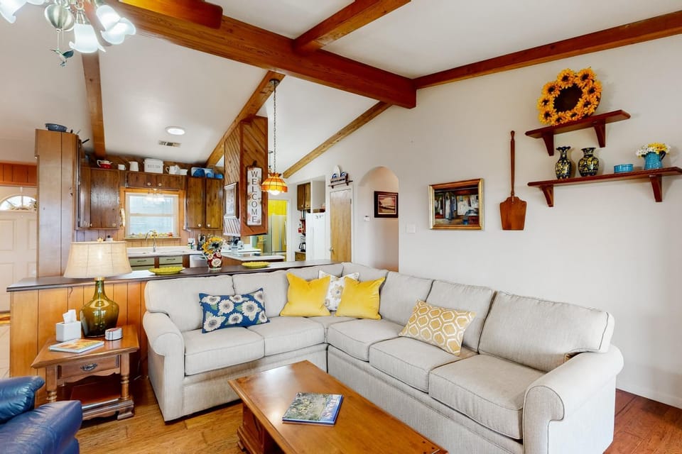 Sunny home with covered patio, grill, beautiful views, lawn, streaming, W/D, AC House in Canyon Lake