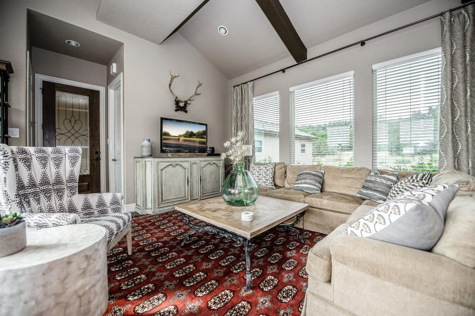 The Century Oak: 3-Unit Estate next to Remi's Ridge & Hayes Hollow House in Spring Branch