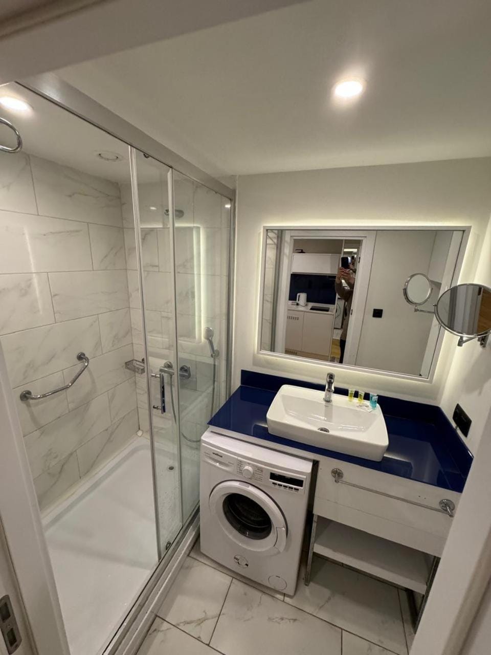Shower, Toilet, Bed, Bathroom, Photo of the whole room, Bedroom, Bath, towels