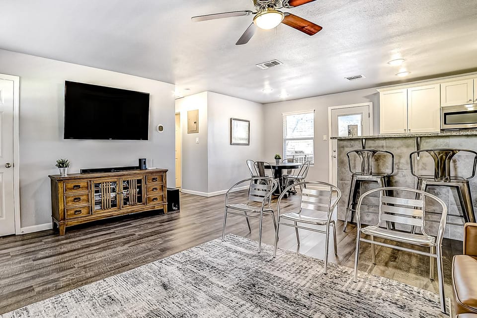 Fully updated home with deck, gorgeous views, about 30 minutes from downtown House in Canyon Lake