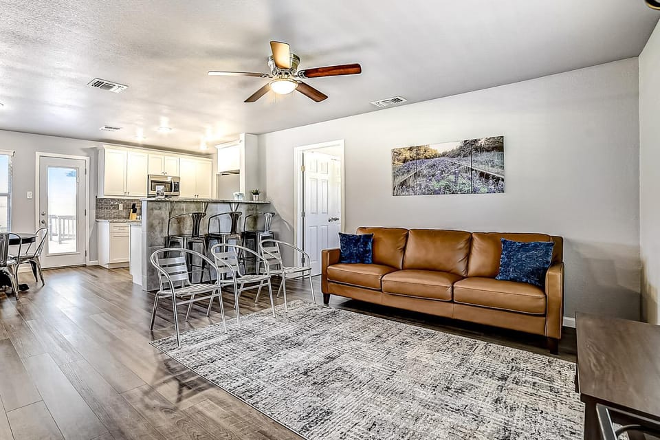 Fully updated home with deck, gorgeous views, about 30 minutes from downtown House in Canyon Lake