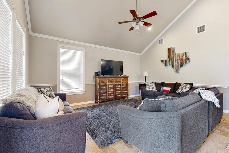 Cozy house with spacious living space, large patio, WIFI and Hill country views House in Canyon Lake