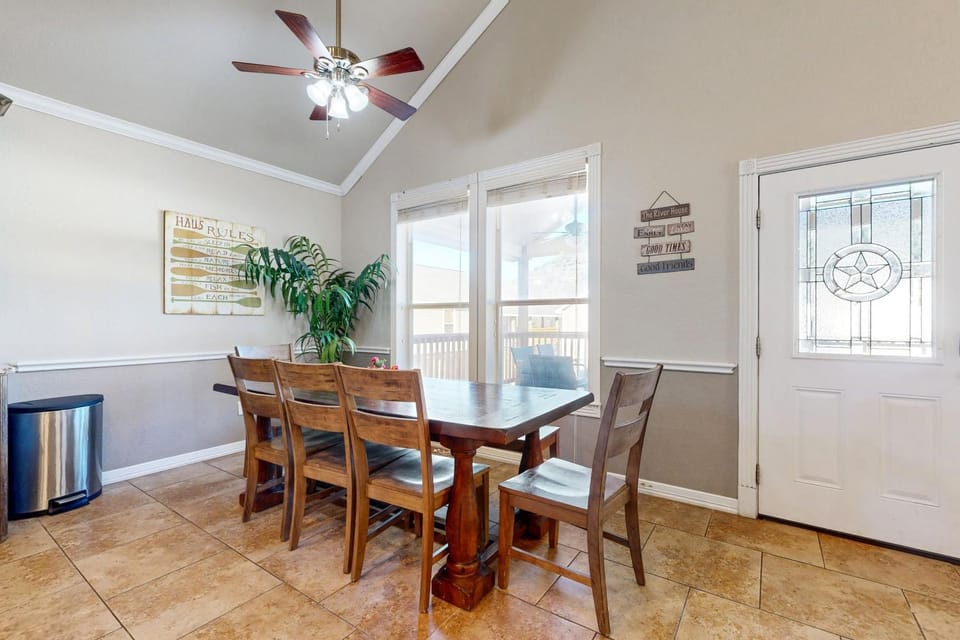 Cozy house with spacious living space, large patio, WIFI and Hill country views House in Canyon Lake