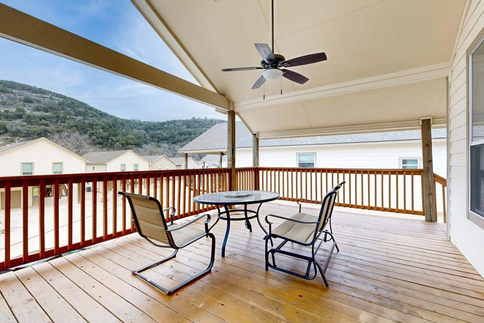 Cozy house with spacious living space, large patio, WIFI and Hill country views House in Canyon Lake