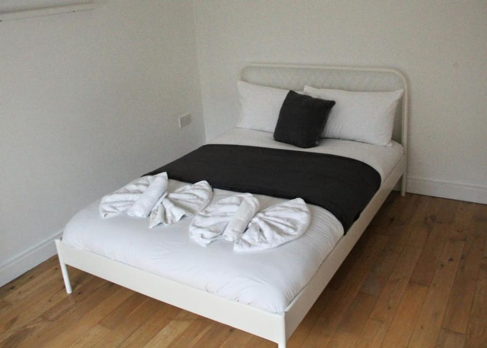 Cave Hill Sky Suite - 3BR Penthouse - Parking Apartment in Belfast