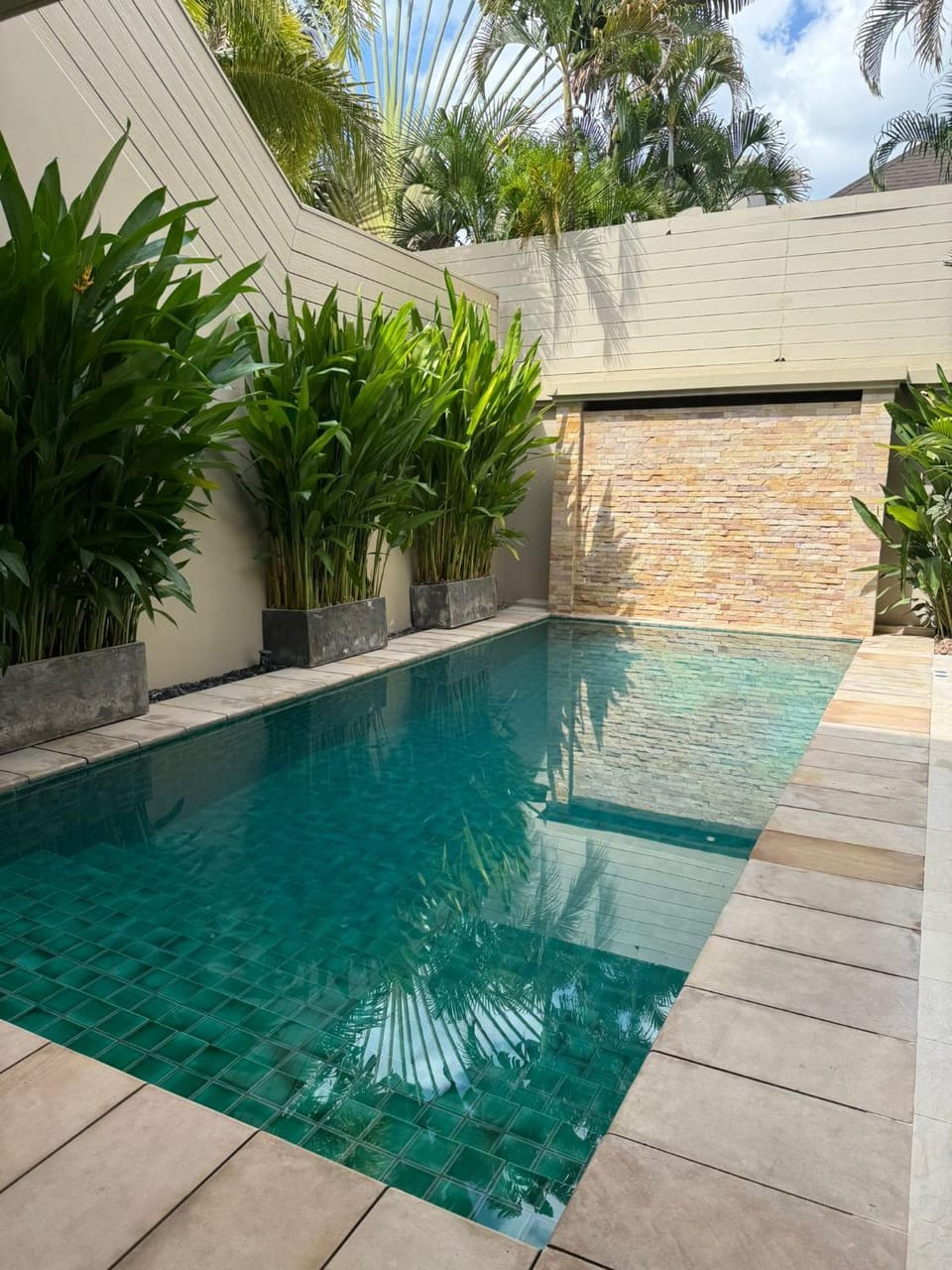 Day, Swimming pool