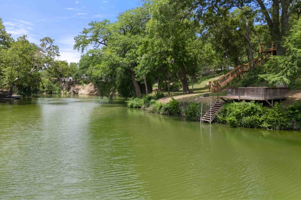 Stunning Rivrefront 3BR with Hot tub, water view! House in Seguin