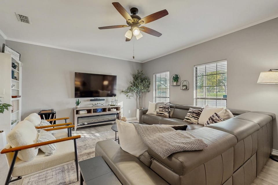 Stunning Rivrefront 3BR with Hot tub, water view! House in Seguin