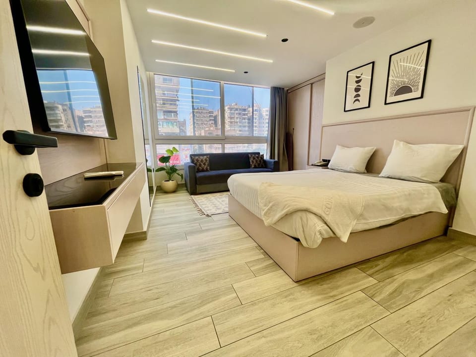 Bedroom, Street view