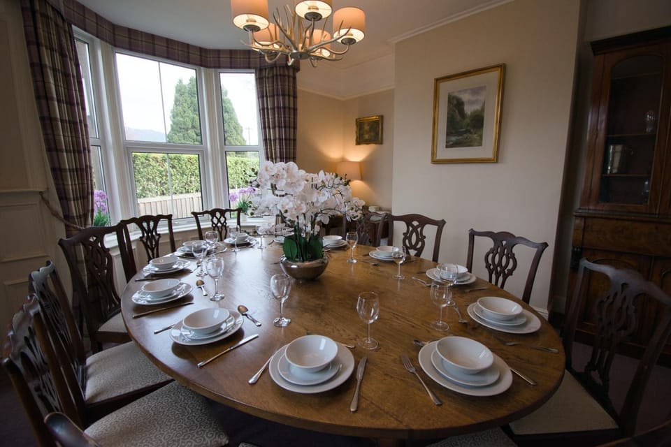 Central Bakewell, Sleeps 12, Parking for 4 or 5 Cars, Family & Dog Friendly House in Bakewell