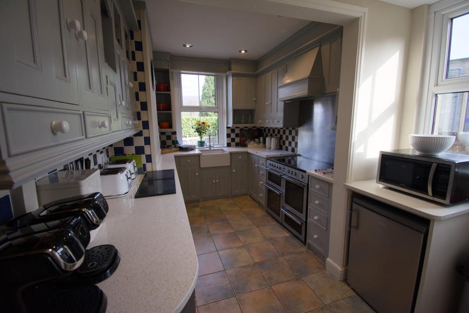 Central Bakewell, Sleeps 12, Parking for 4 or 5 Cars, Family & Dog Friendly House in Bakewell