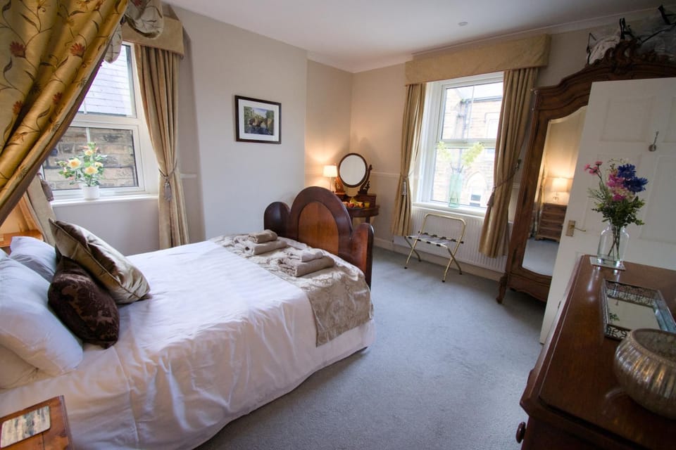 Central Bakewell, Sleeps 12, Parking for 4 or 5 Cars, Family & Dog Friendly House in Bakewell