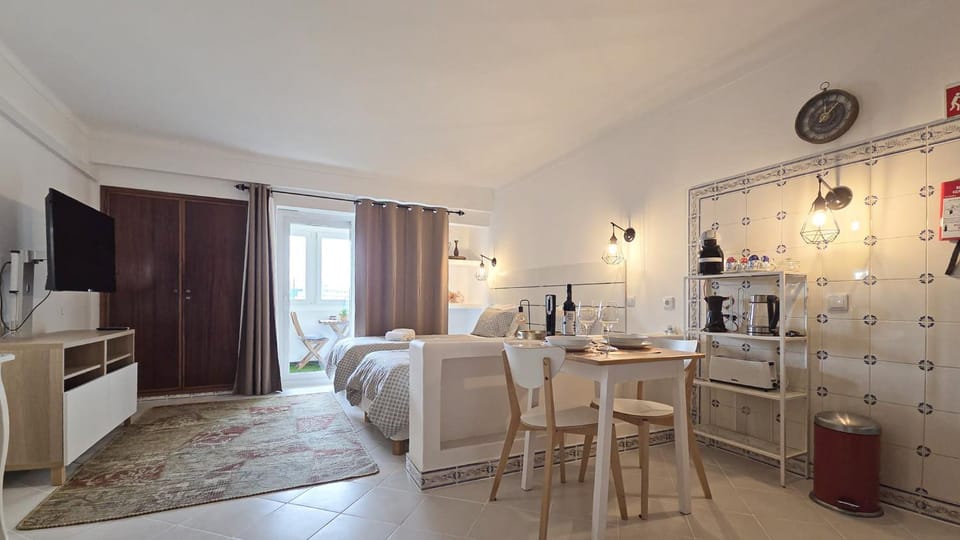 Kitchen or kitchenette, Living room, Seating area, Dining area