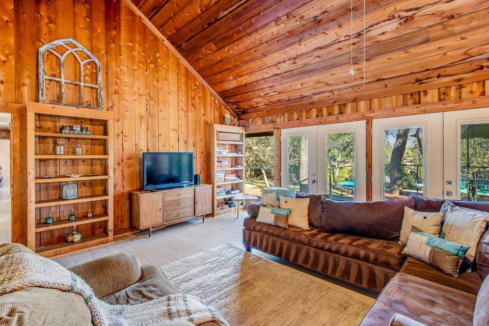 Hill country gem with private pool, deck, firepit, Ping-Pong, foosball, & WiFi House in Rio Grande