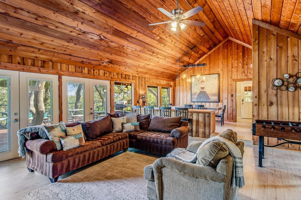 Hill country gem with private pool, deck, firepit, Ping-Pong, foosball, & WiFi House in Rio Grande