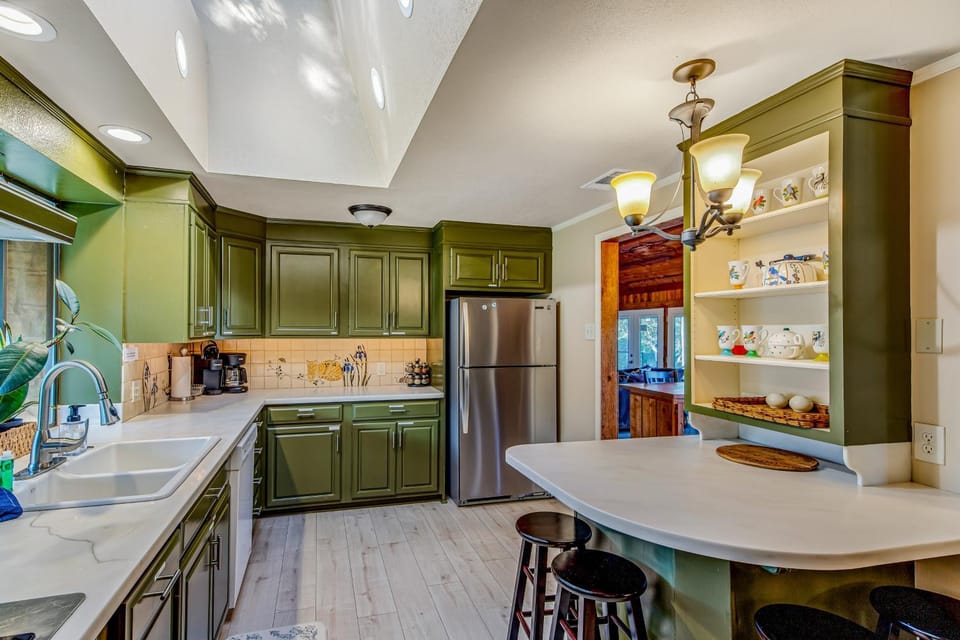 Hill country gem with private pool, deck, firepit, Ping-Pong, foosball, & WiFi House in Rio Grande