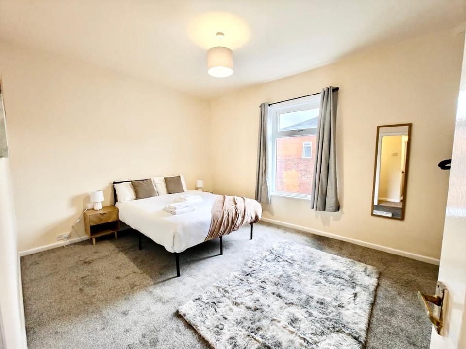 Bed, Bedroom, hair dryier