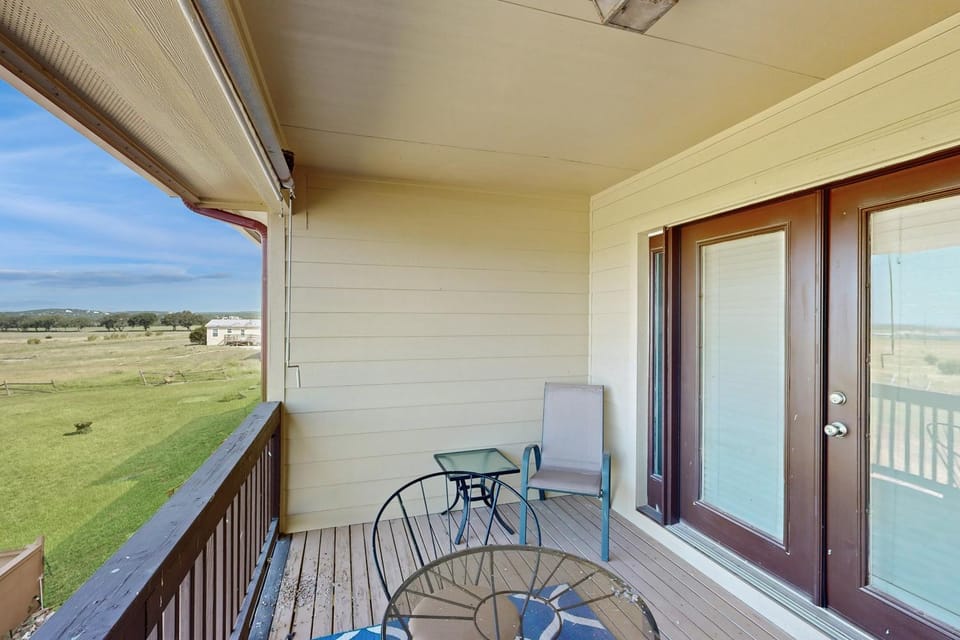 Lake-View All-Suite Retreat - Near Marina, Beach, Dining & Outdoor Activities House in Canyon Lake
