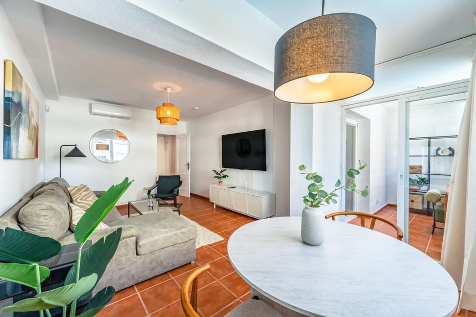 TV and multimedia, Living room, Seating area, Dining area, air conditioner