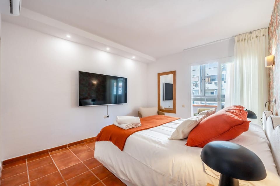 Bed, TV and multimedia, Photo of the whole room, Bedroom, wardrobe, air conditioner