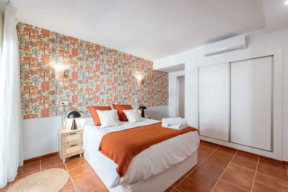 Bed, TV and multimedia, Photo of the whole room, Bedroom, wardrobe, air conditioner