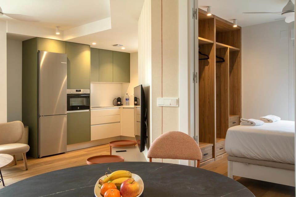 Kitchen or kitchenette, Dining area, Bedroom