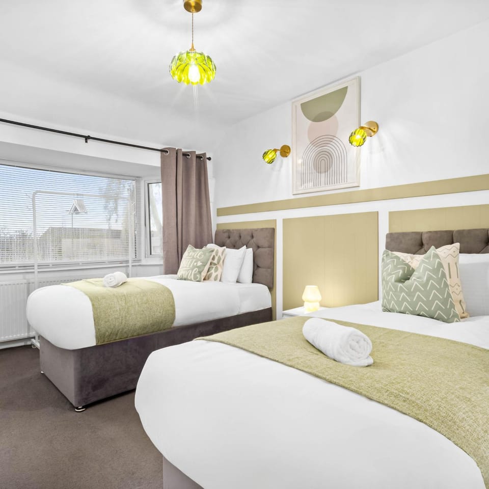 Photo of the whole room, Bedroom, towels