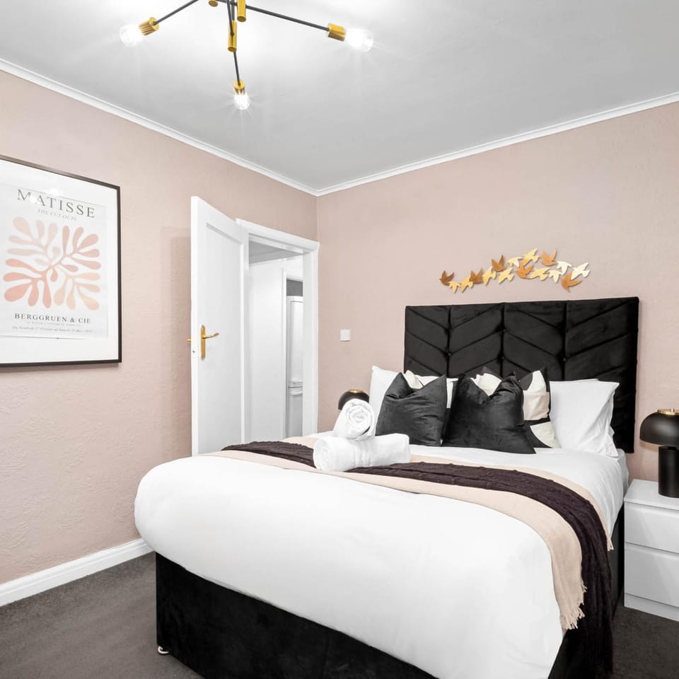 Photo of the whole room, Bedroom