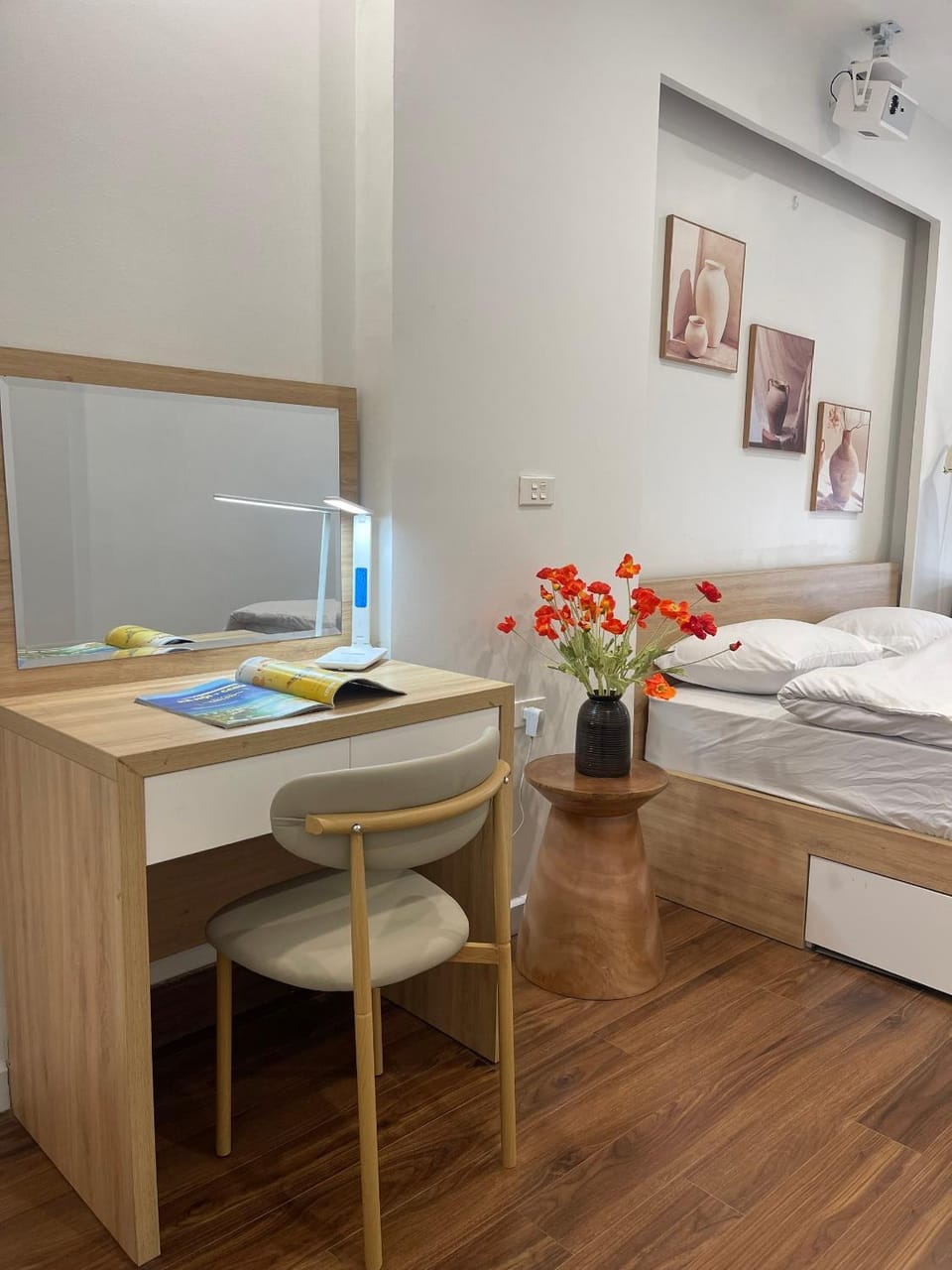 Bed, TV and multimedia, Bedroom