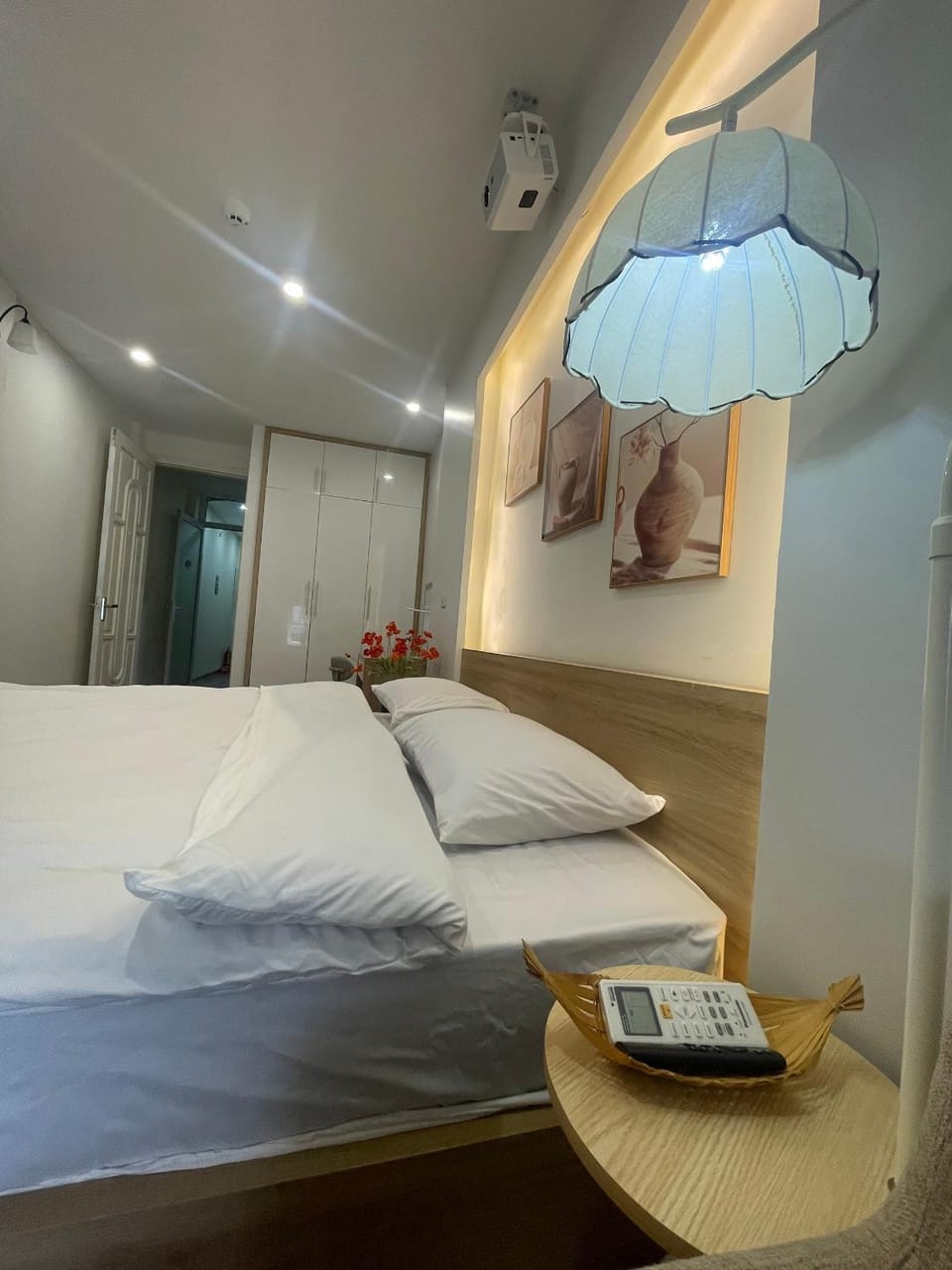 Bed, Photo of the whole room, towels