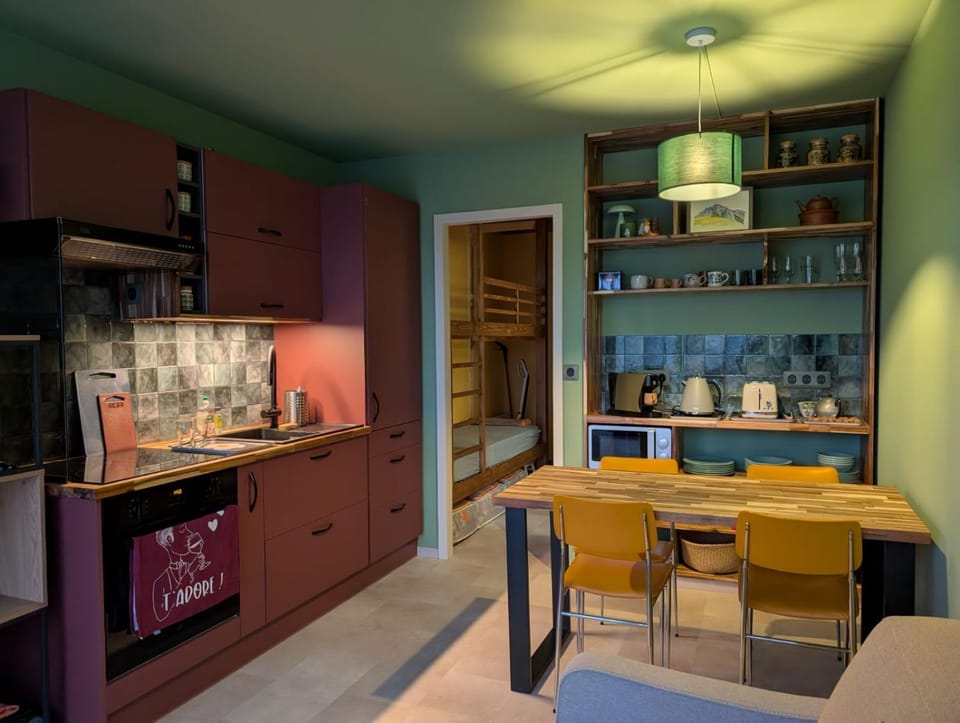 Coffee/tea facilities, Kitchen or kitchenette, Dining area, microwave, oven, stove, toaster