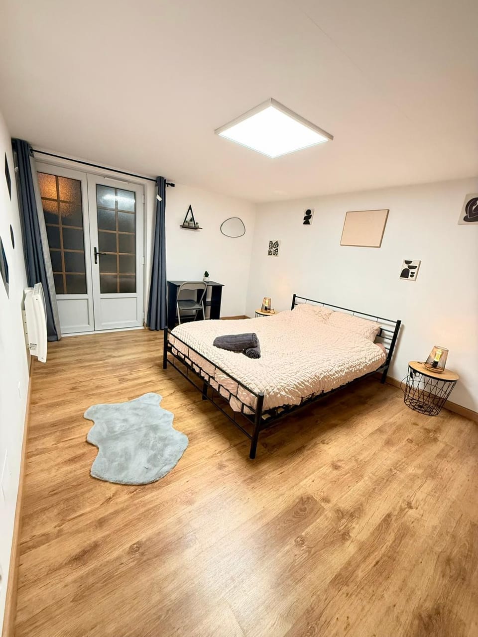 Bed, Photo of the whole room, Bedroom