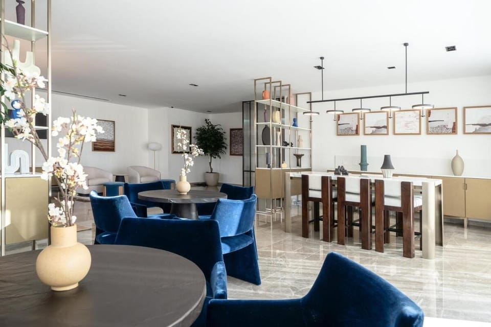 Downtown 4BR Apartment for 12 Guests, Burj and Dubai Mall 5 min Apartment in Dubai