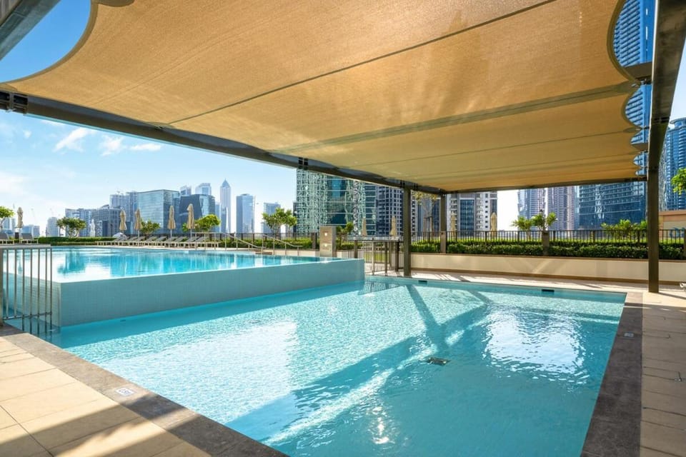 Downtown 4BR Apartment for 12 Guests, Burj and Dubai Mall 5 min Apartment in Dubai