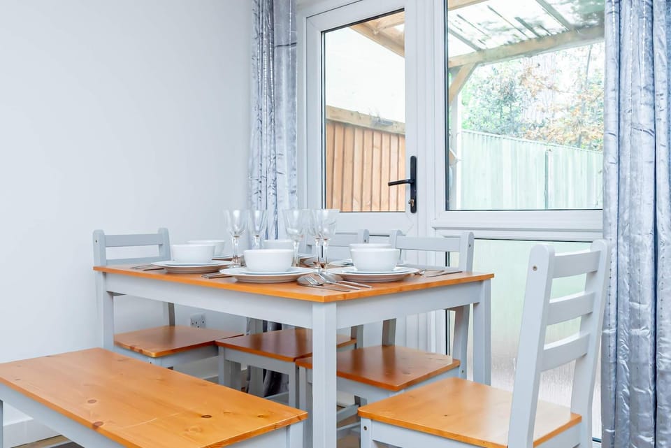 Spacious Home near Heathrow & Windsor with Parking House in Slough